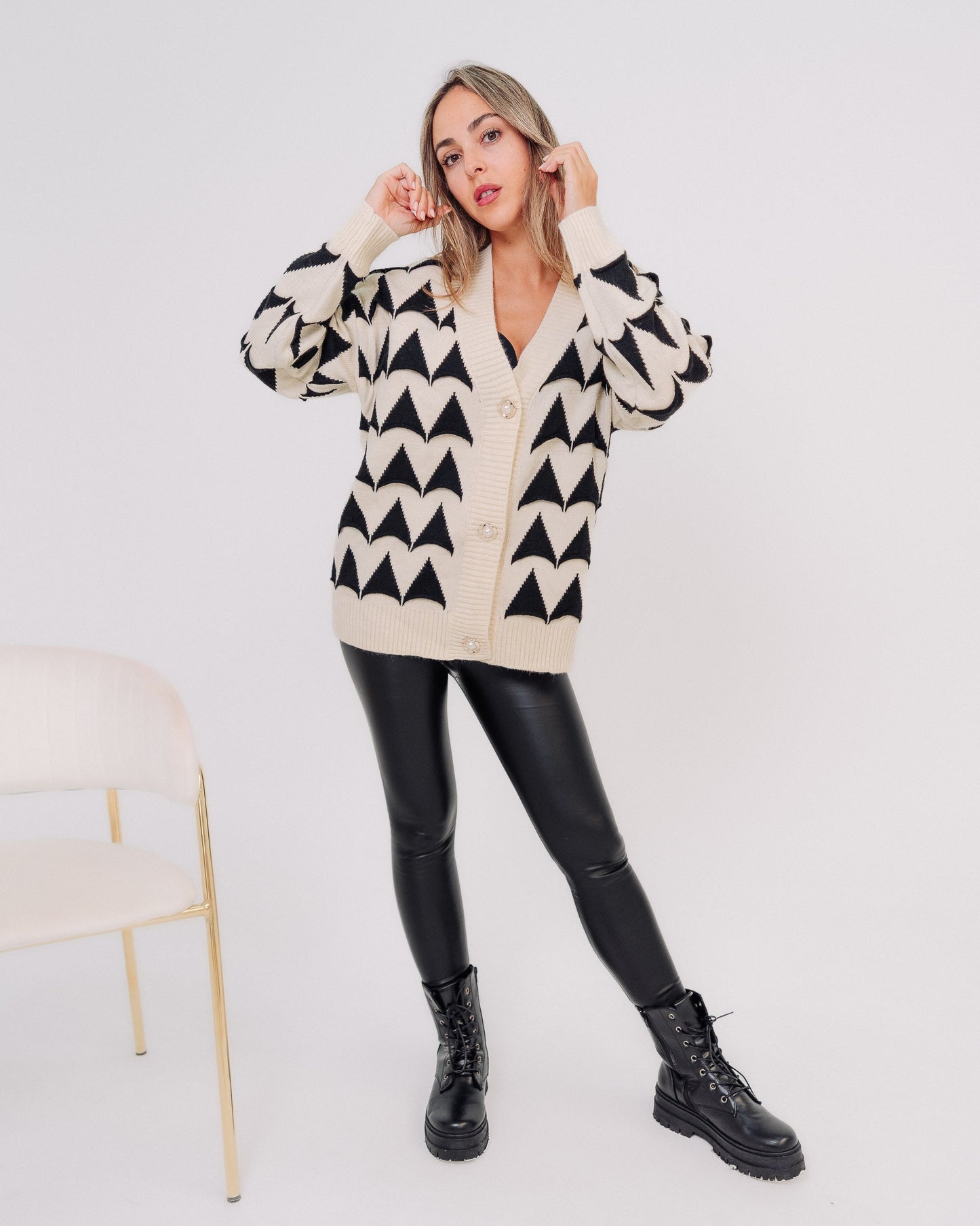 Maglione cardigan bianco nero con bottoni made in Italy