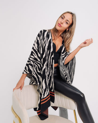 Poncho copri spalle donna nero e bianco made in Italy