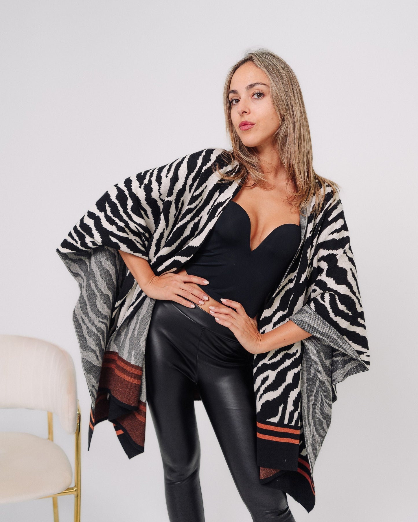 Poncho copri spalle donna nero e bianco made in Italy