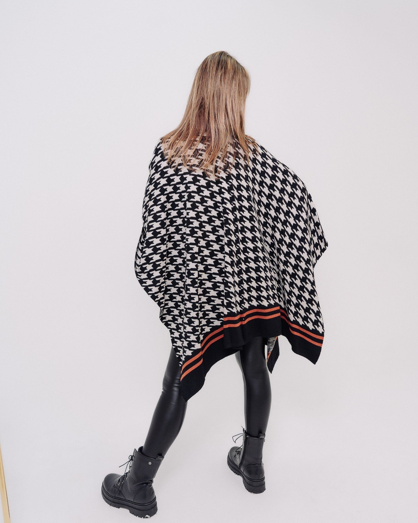 Poncho copri spalle donna nero e bianco made in Italy