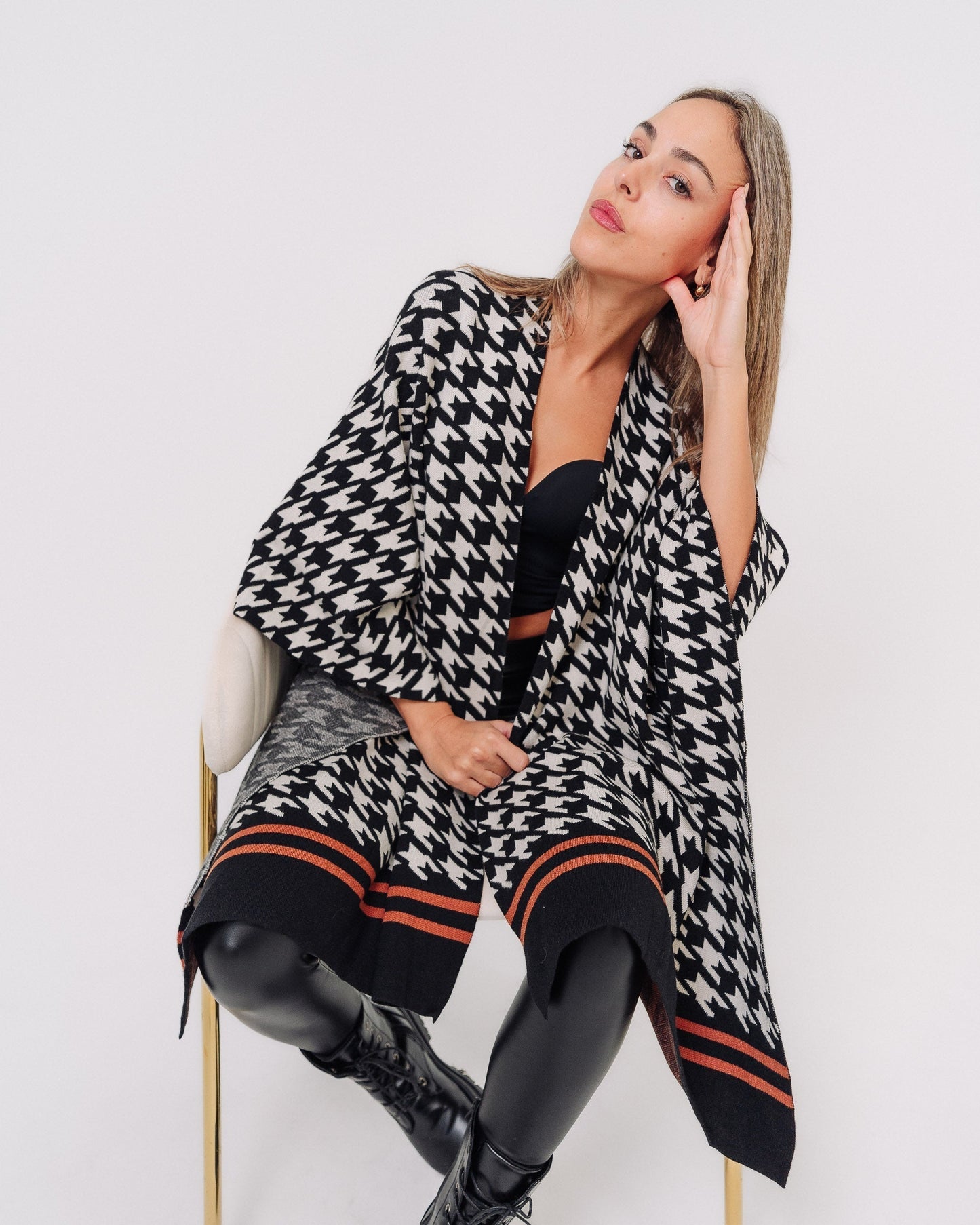 Poncho copri spalle donna nero e bianco made in Italy