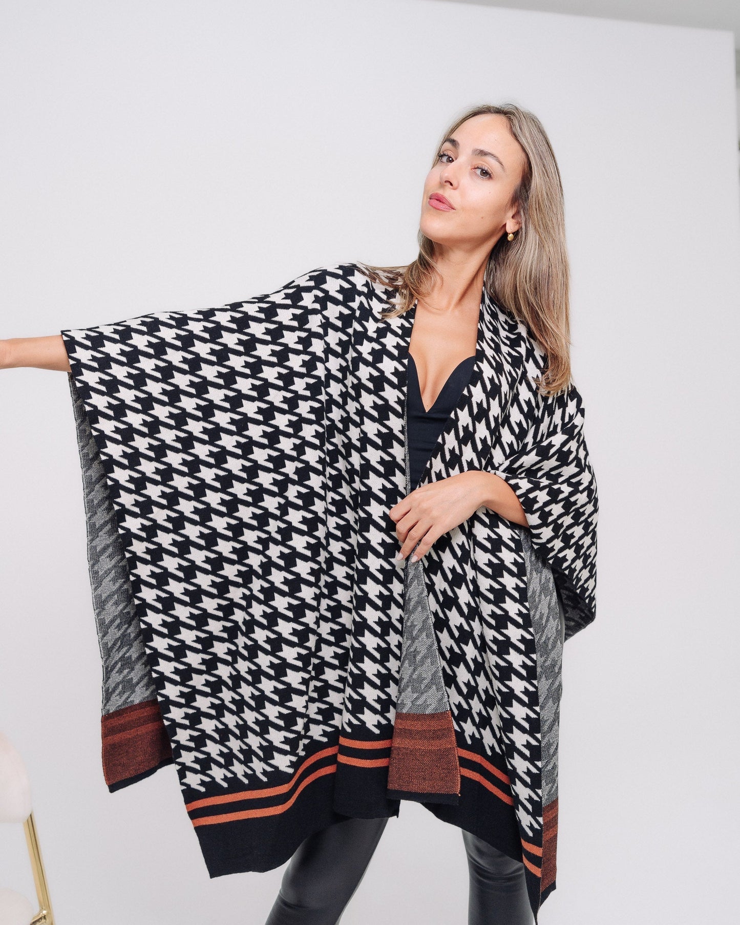 Poncho copri spalle donna nero e bianco made in Italy